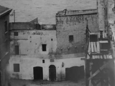 Mentre gi� qualche anno prima era stato buttato gi� l�antico Ospizio dei Pellegrini, un tempo in parte addossato alla Basilica, per far posto alla scuola San Nicola